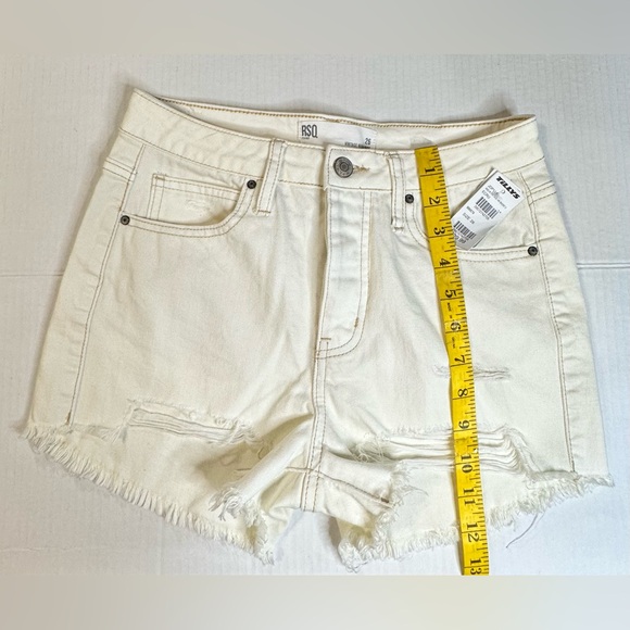 RSQ Ivory/ Cream High Rise Short 2 Distressed Fringed Button Closure Size 26 NWT - Picture 5 of 11